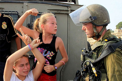 Ahed Tamimi, la joven que abofeteó a soldados israelíes se enfrenta a 12 cargos